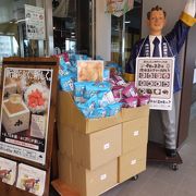 日本酒だけじゃない。お土産の種類が豊富で試食も多彩。駅近なので新幹線の発車間際でもOK！