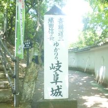 岐阜城登城には、ロープウェイの後にも階段が続きます。