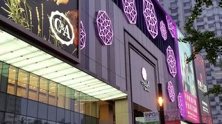 地下鉄静安寺駅降りてすぐ。出来たばかりのショッピングモール。