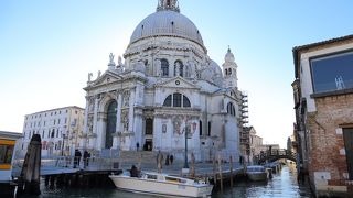 サン・マルコ広場の対岸にある白亜の教会