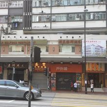 次から次へと人が吸い込まれていくようです