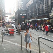 市場の中をトラムが走ります