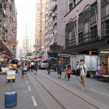 線路が真ん中を走ってます