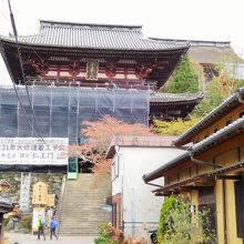 仁王門。修復工事中でした。