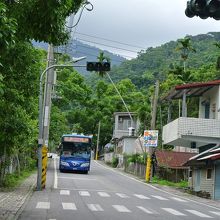 1日４本だけだが瑞穂の町と温泉を結ぶ公共バスが有る。24元