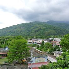 虎頭山と言うのが北側に有るので、そこを登って村を一望する