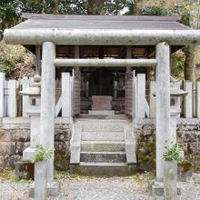 向かいの社。雨師観音堂のあったところ。