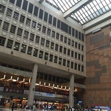 内部は吹き抜け構造