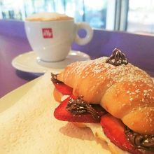 本日のコルネッティ（イチゴと2種類のチョコ）