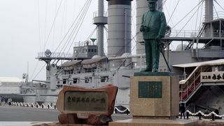記念艦・三笠と東郷元帥の像
