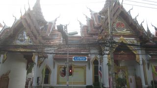 船型の台座に建つ仏塔がある寺院