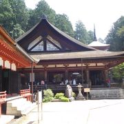 石段を上ると綺麗なお寺が