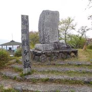 北に余呉湖、南に琵琶湖　歴史を見てきた山