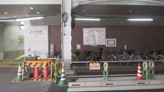 JR神田駅西口のところの道路をまたぐ、鉄道のための架道橋です