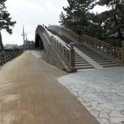 和風のデザインを基調に架けられた歩道橋、矢立橋