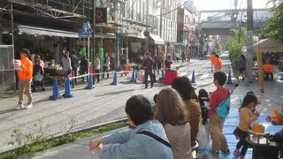 通りを封鎖してヨコハマ大道芸が開催