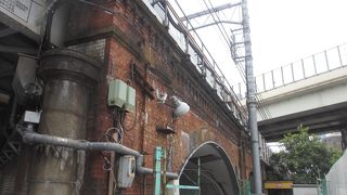 東京駅に向かって右側は大規模な工事が行われており、横を通ることはできません