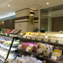 見るからにおいしそうなケーキが並ぶ