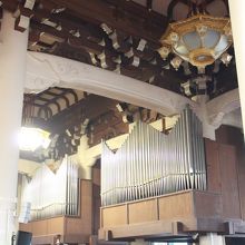 パイプオルガンのコンサートが毎月催される。