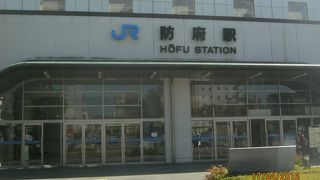大きな新しい駅舎です。