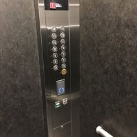 エレベーターは、カードが必要な