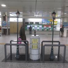 赤い靴はいてた女の子像