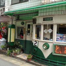 路地に入りますが、この外観なのですぐわかります。