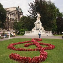 モーツァルト像とト音記号