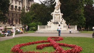 公園の一角にあるモーツァルト像
