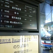 バス時刻と乗り場が画面に表示されていてわかりやすいです。