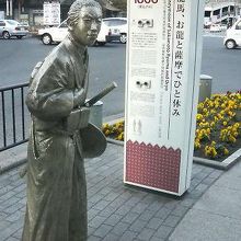 いづろ通電停のすぐそばの交差点角に建ってます。