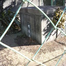 歩道脇にひっそり建って（半分埋まって）います。