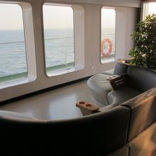 ラウンジ食事をしたり、話をしたり、外を眺めたり出来ます。