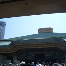 やっとここまで来た！(バックヤード見学ツアー行列中)