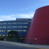 目立つ外観です