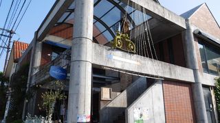 ベーカリーは土日８時から営業中