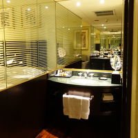 洗面台がバスルームの外にあるのは便利