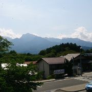 八ヶ岳がきれいに見える通過待ち駅