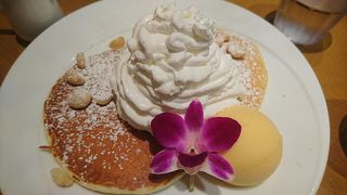 狭いけれどハワイの雰囲気を感じさせるお店。