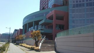 JR小樽築港駅西隣に隣接する大型ショッピングセンター～2016年５月８日現在、１番館と６番館の４階は改装中～