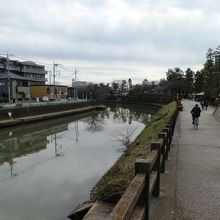 矢立橋付近で綾瀬川は左へ大きくカーブする。