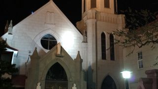 屋根のてっぺんの風見鶏が目印です