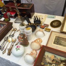 蚤の市にはアンティークなアイテムがたくさん