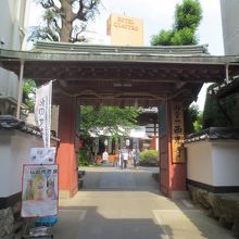 現代の街中にあります。