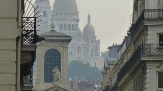 モンマルトルの麓にある教会。そこには驚きの風景が！