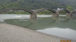 錦川にかかる太鼓橋です。