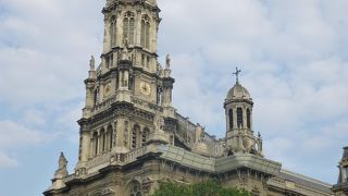 パリ9区、イタリア・ルネサンス様式のファサードの教会