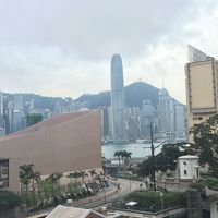 窓からは香港島のビルや海が少し見えました
