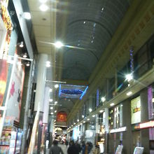 プラネタリウムっぽい仕掛けのあるアーケード街です。