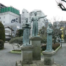 ザビエルと弟子たちの銅像がありました。